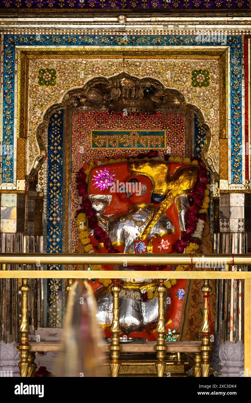 hindugott-Lord hanuman, der von Gläubigen mit Opfergabe im Tempel am Tag jagt, wurde am 13. November 2023 im PAL balaji Tempel jodhpur rajasthan indien aufgenommen. Stockfoto