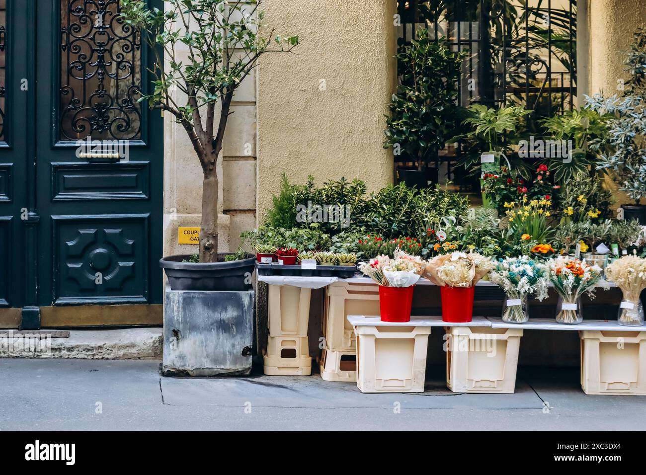 Paris, Frankreich - 26. Mai 2024: Blumengeschäft in Paris im 17. Arrondissement Stockfoto