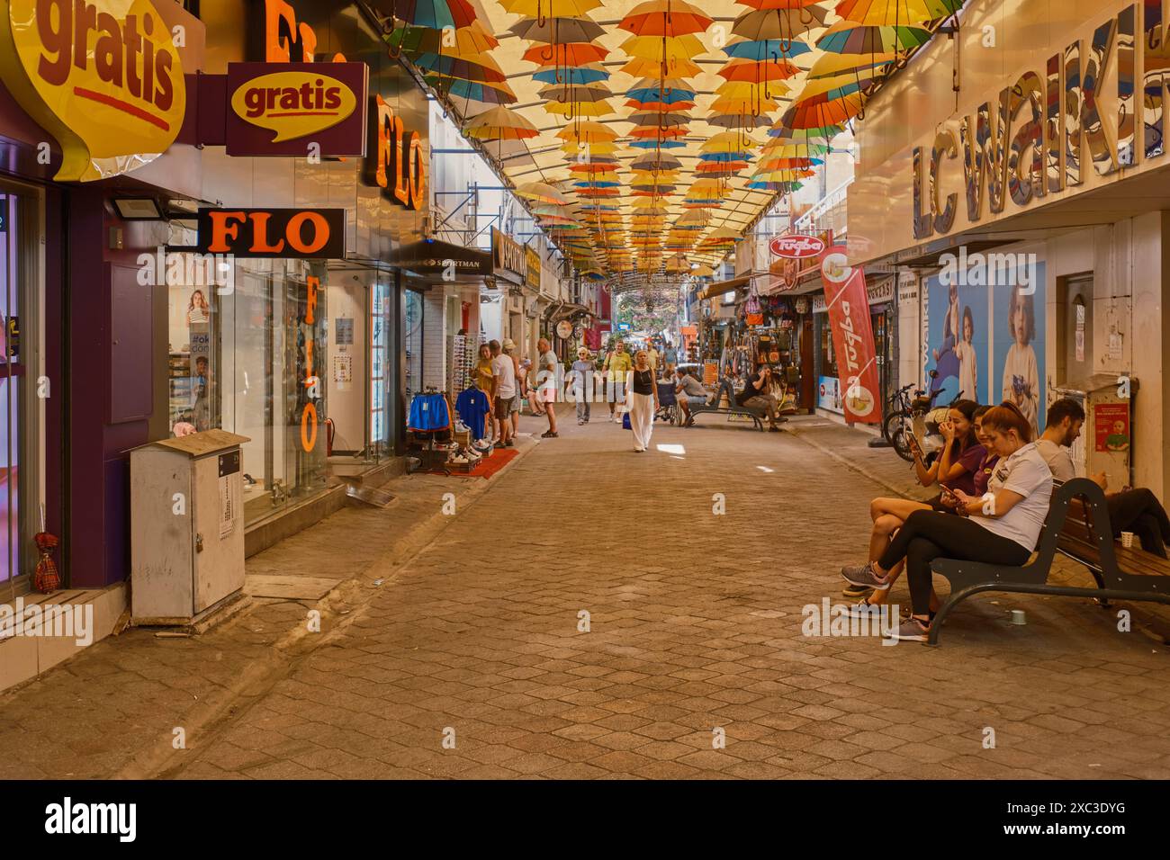 Altstadt von Fethiye Paspatur Basar in Fethiye, Muğla, Türkei, wo die engen Gassen mit kleinen Läden, Kunsthandwerkswerkstätten und Cafés überfüllt sind. Stockfoto