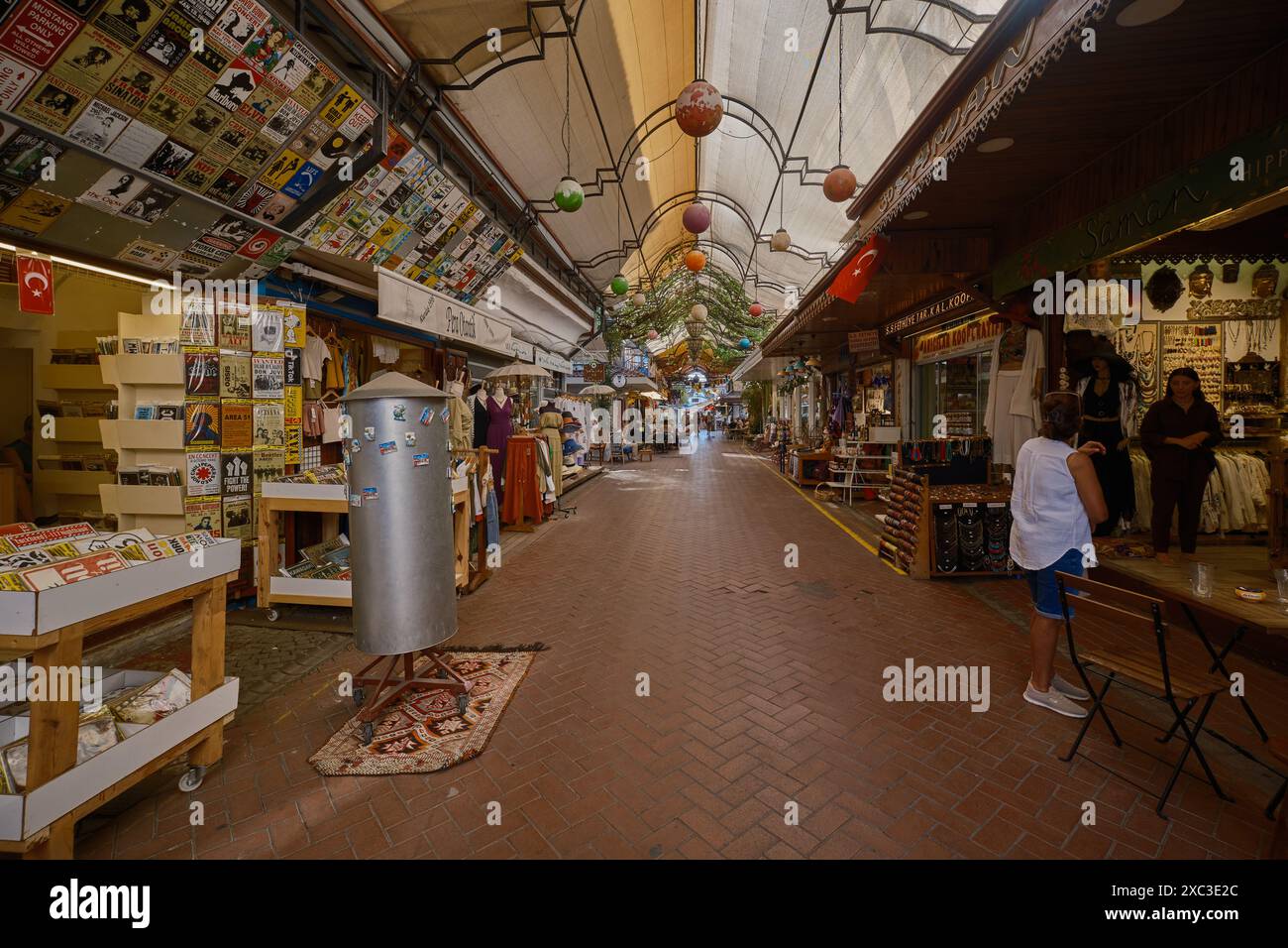 Altstadt von Fethiye Paspatur Basar in Fethiye, Muğla, Türkei, wo die engen Gassen mit kleinen Läden, Kunsthandwerkswerkstätten und Cafés überfüllt sind. Stockfoto