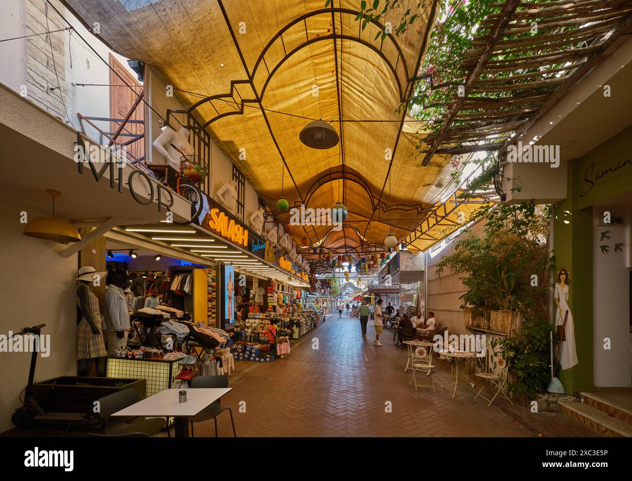 Altstadt von Fethiye Paspatur Basar in Fethiye, Muğla, Türkei, wo die engen Gassen mit kleinen Läden, Kunsthandwerkswerkstätten und Cafés überfüllt sind. Stockfoto