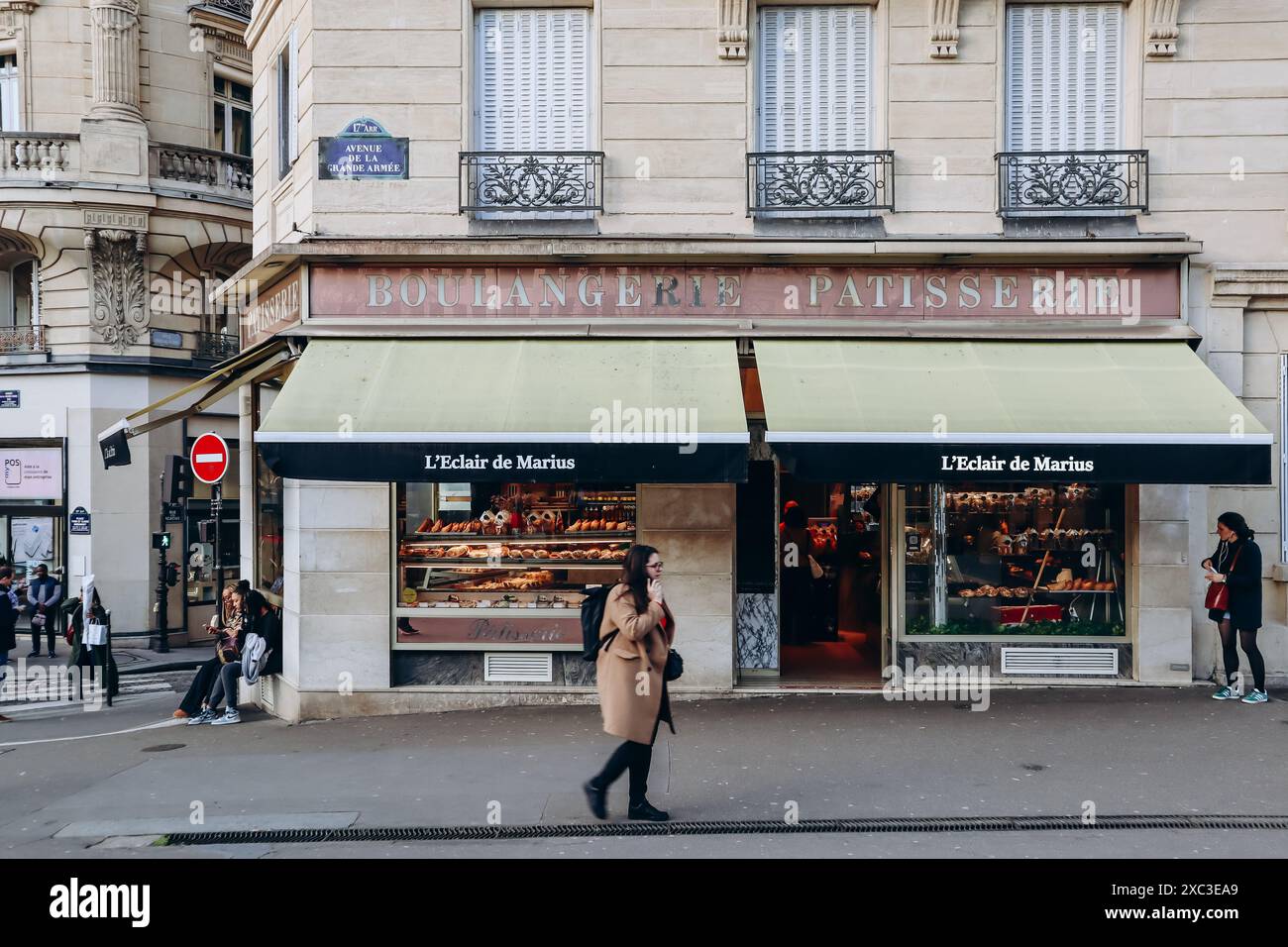 Paris, Frankreich - 14. März 2024: Bäckerei im 17. Arrondissement von Paris in der Nähe der argentinischen U-Bahn-Station Stockfoto