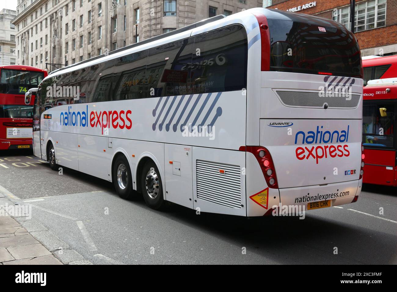 LONDON, UK - 7. JULI 2016: National Express Fernbus in London, UK. National Express bietet Bus-, Bus-, Zug- und Straßenbahndienste an. Stockfoto