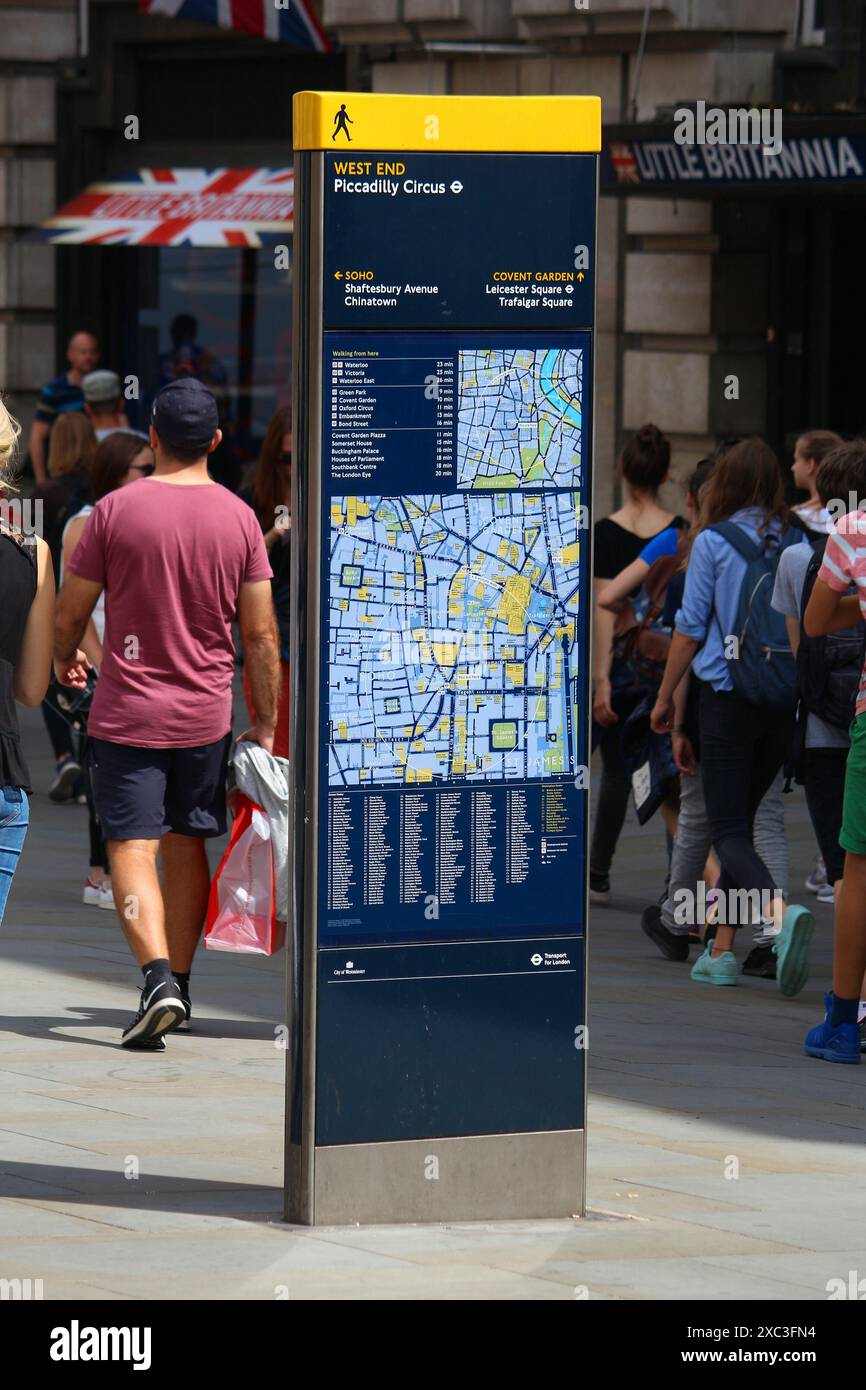 LONDON, UK - 7. JULI 2016: Touristen gehen an der Karte von West End in London, UK. London ist mit 13 Millionen Menschen die bevölkerungsreichste Stadt Großbritanniens Stockfoto