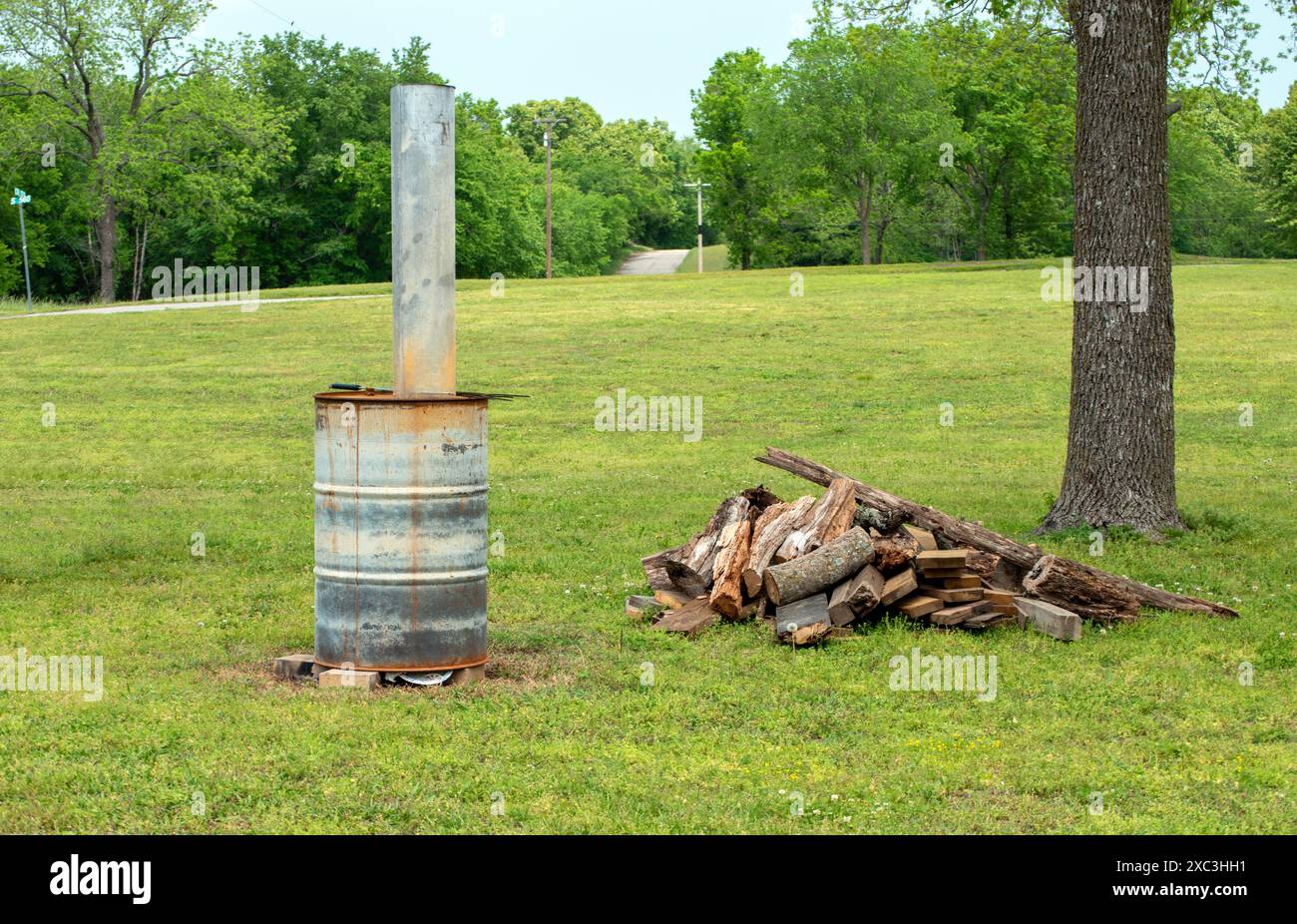 Ein altes Industriefass wurde in einen hausgemachten Herd angepasst, der für die Heizung oder das Kochen auf dem Campingplatz in Oklahoma geeignet ist Stockfoto