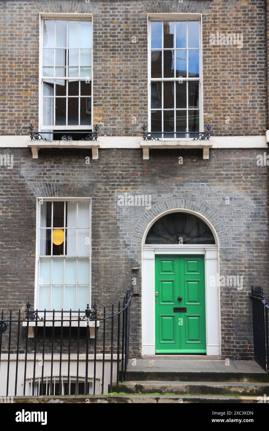 Architektur von London, Großbritannien. Die grüne Tür im Apartmentgebäude ist typisch georgianische Architektur. Stockfoto
