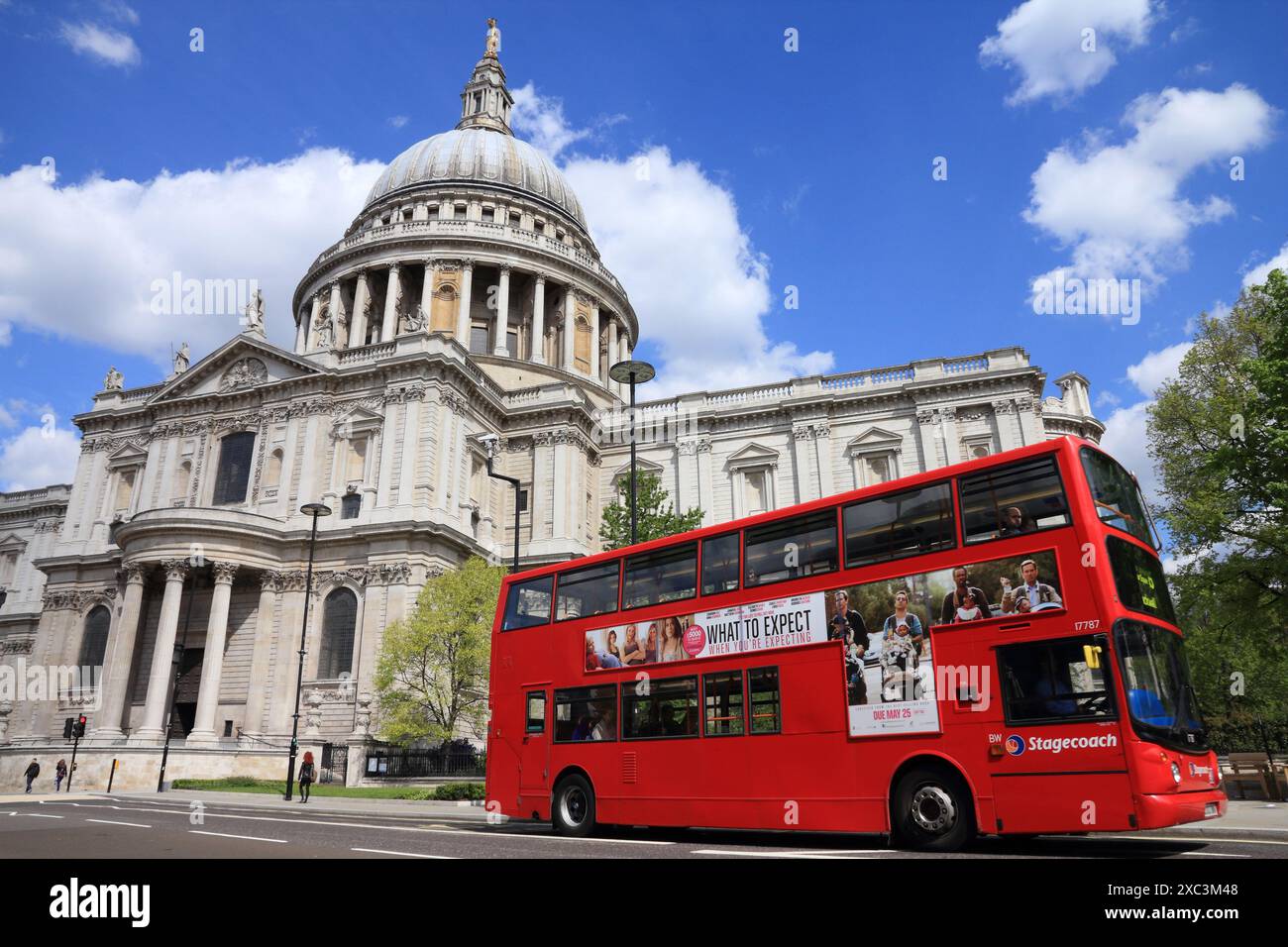 LONDON, Großbritannien - 13. MAI 2012: Die Leute fahren mit dem London Bus in London. Ab 2012 bediente DIE LB 19.000 Bushaltestellen mit einer Flotte von 8000 Bussen. An einem Wochentag 6 Millionen Stockfoto