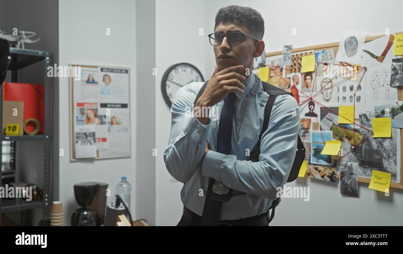 Ein durchdachter Mann analysiert Beweise im Büro eines Detektivs, umgeben von einer Hinweistafel und Ermittlungsfotos. Stockfoto