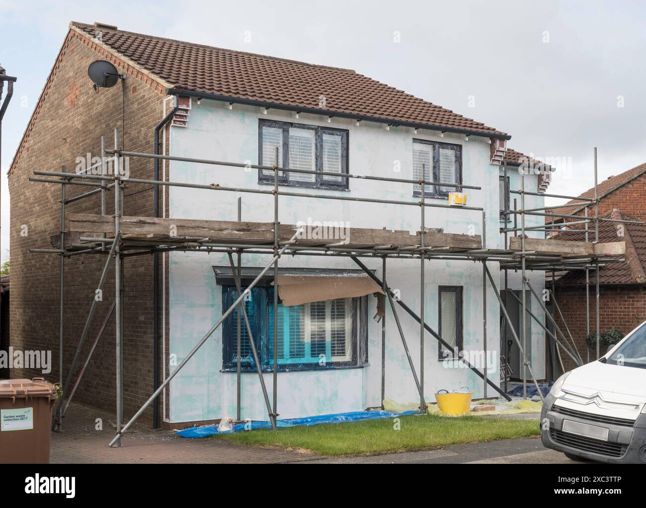 Ein aus Backsteinen gebautes Einfamilienhaus mit einer Vorderwand, England, Großbritannien Stockfoto