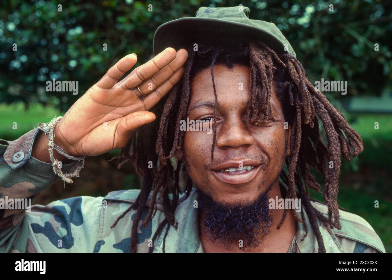 Suriname - Soldat der Rebellenbewegung „Junglecommando“ von Ronnie Brunswijk in den 80er und 90er Jahren im Regenwald von Südost-Suriname. Stockfoto