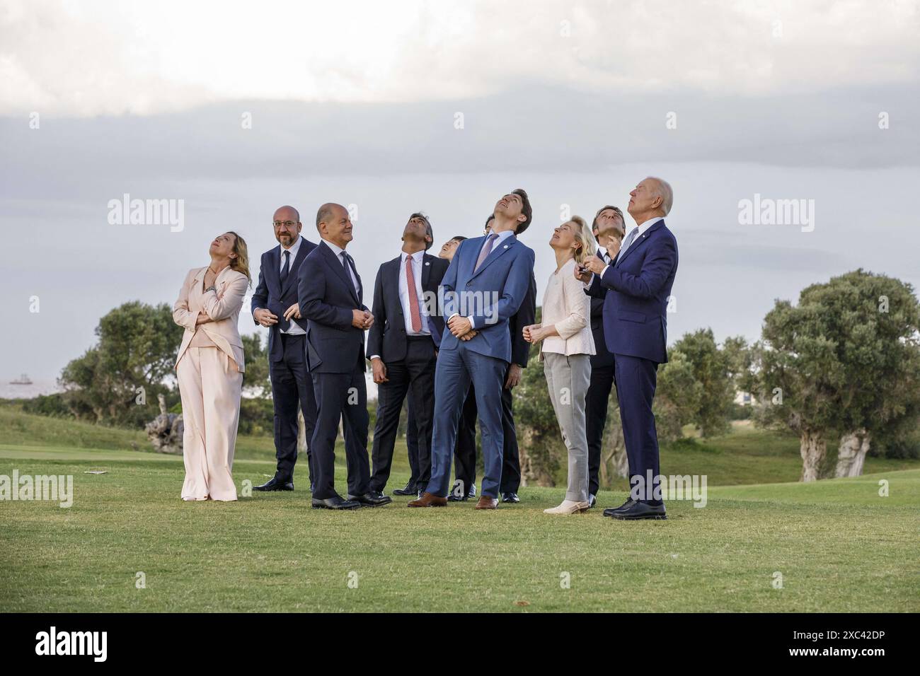 Die Staats- und Regierungschefs der G7, der kanadische Premierminister Justin Trudeau, der deutsche Bundeskanzler Olaf Scholz, der Präsident des Europäischen Rates Charles Michel, die Präsidentin der Europäischen Kommission Ursula von der Leyen, der französische Präsident Emmanuel Macron, der britische Premierminister Rishi Sunak, der US-Präsident Joe Biden, die italienische Premierministerin Giorgia Meloni, und der japanische Premierminister Fumio Kishida versammelte sich am ersten Tag des G7-Treffens im Borgo Egnazia Resort am 13. Juni 2024 in Fasano, Italien, um eine Fallschirmabwurf-Demonstration der italienischen Armee auf dem San Domenico Golf zu beobachten. Foto: (EV) ABACAPRESS. KOM Stockfoto