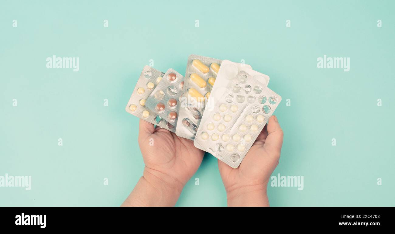 Medikamentenpille, sucht nach Nahrungsergänzungsmitteln und Überdosis, Medikamentenverordnung, Apotheke Tabletten, Gesundheit und Behandlung, Vitamine nehmen Stockfoto