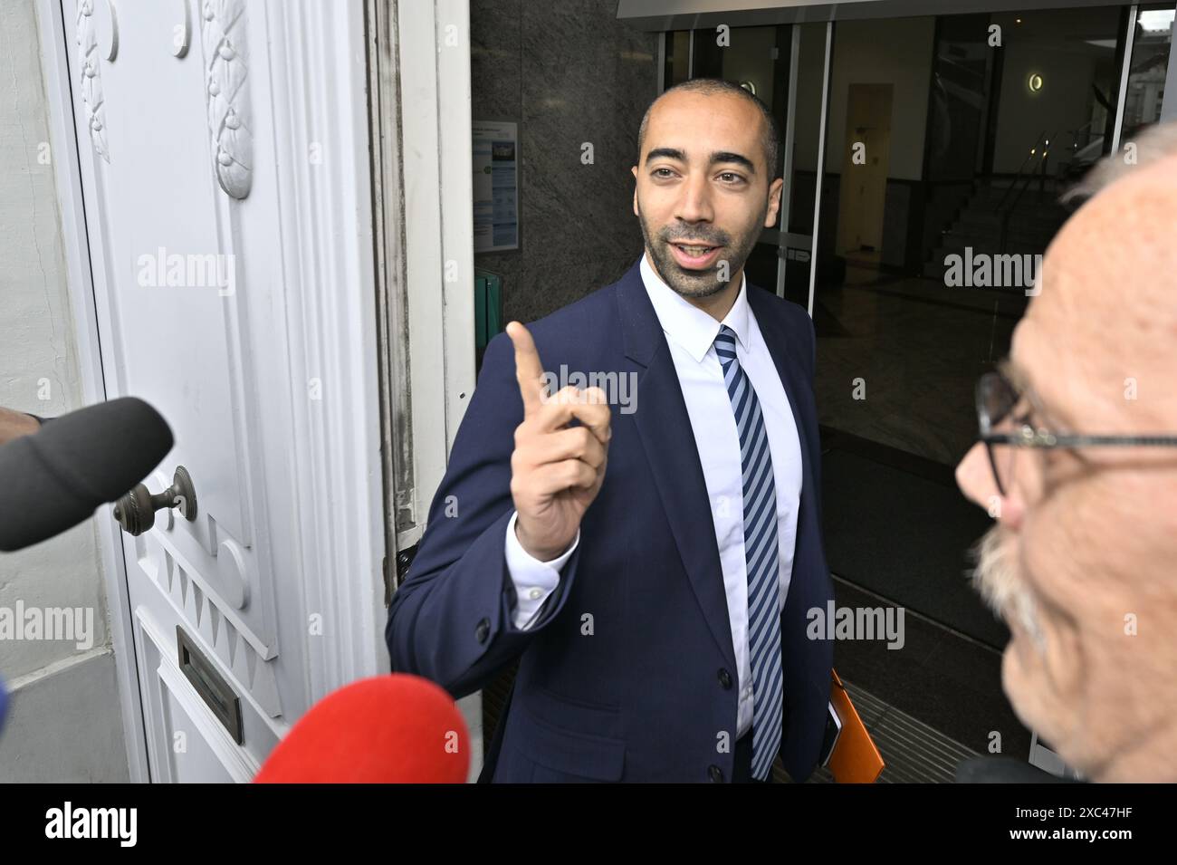 Brüssel, Belgien Juni 2024. Brüssel. 14.06.2024, CD&V-Vorsitzender Sammy Mahdi kommt zu einem Treffen zwischen dem flämischen Informanten N-VA Vorsitzenden und den Parteien Vooruit und CD&V, um über die Bildung einer neuen flämischen Regierung in Brüssel zu sprechen. BELGA PHOTO ERIC LALMAND Credit: Belga News Agency/Alamy Live News Stockfoto