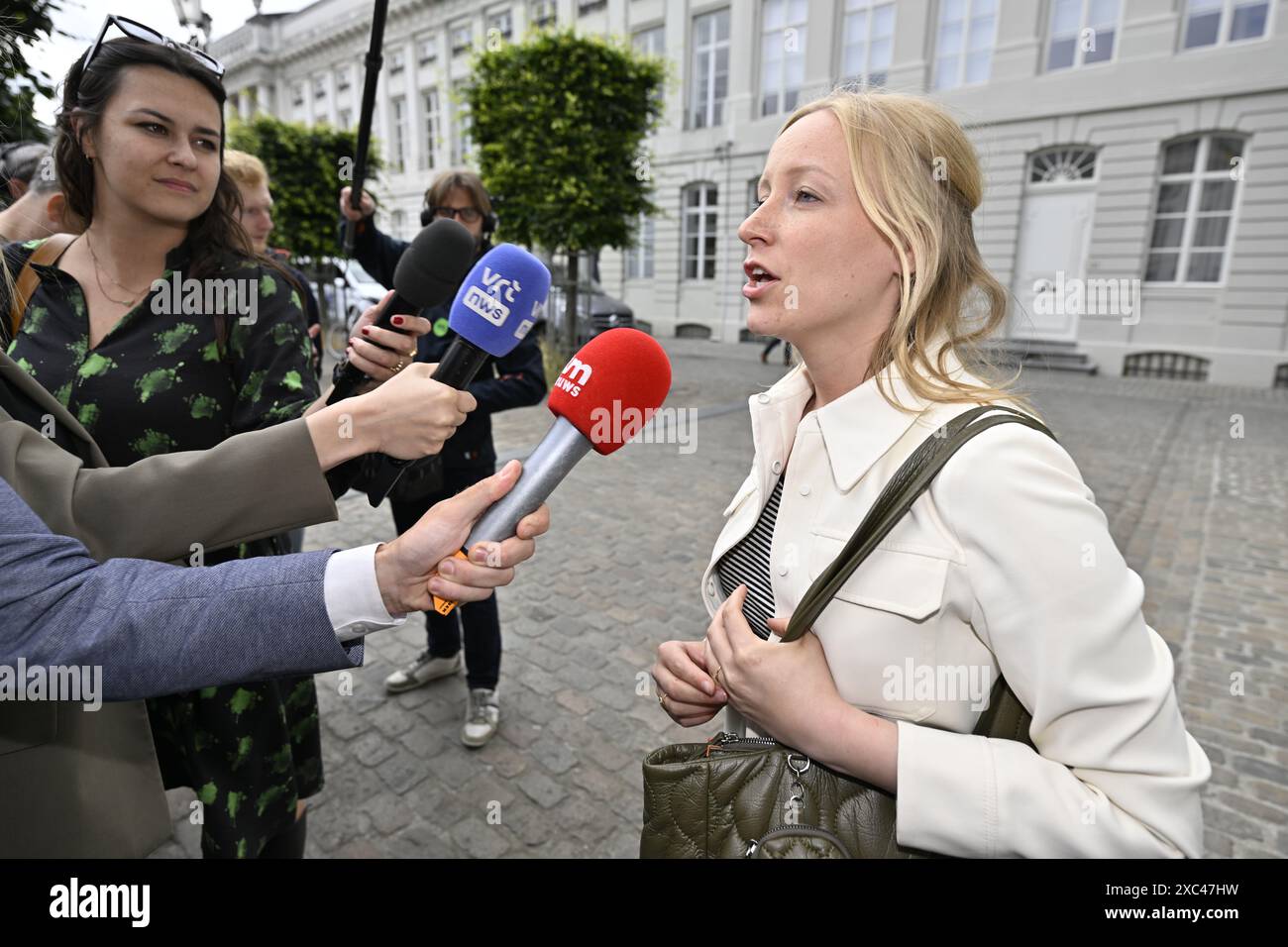 Brüssel, Belgien Juni 2024. Brüssel. 14.06.2024, Melissa Depraetere, Vorsitzende von Vooruit, trifft sich zu einem Treffen zwischen dem flämischen Informanten N-VA Vorsitzenden und den Parteien Vooruit und CD&V, um über die Bildung einer neuen flämischen Regierung in Brüssel zu sprechen. BELGA PHOTO ERIC LALMAND Credit: Belga News Agency/Alamy Live News Stockfoto
