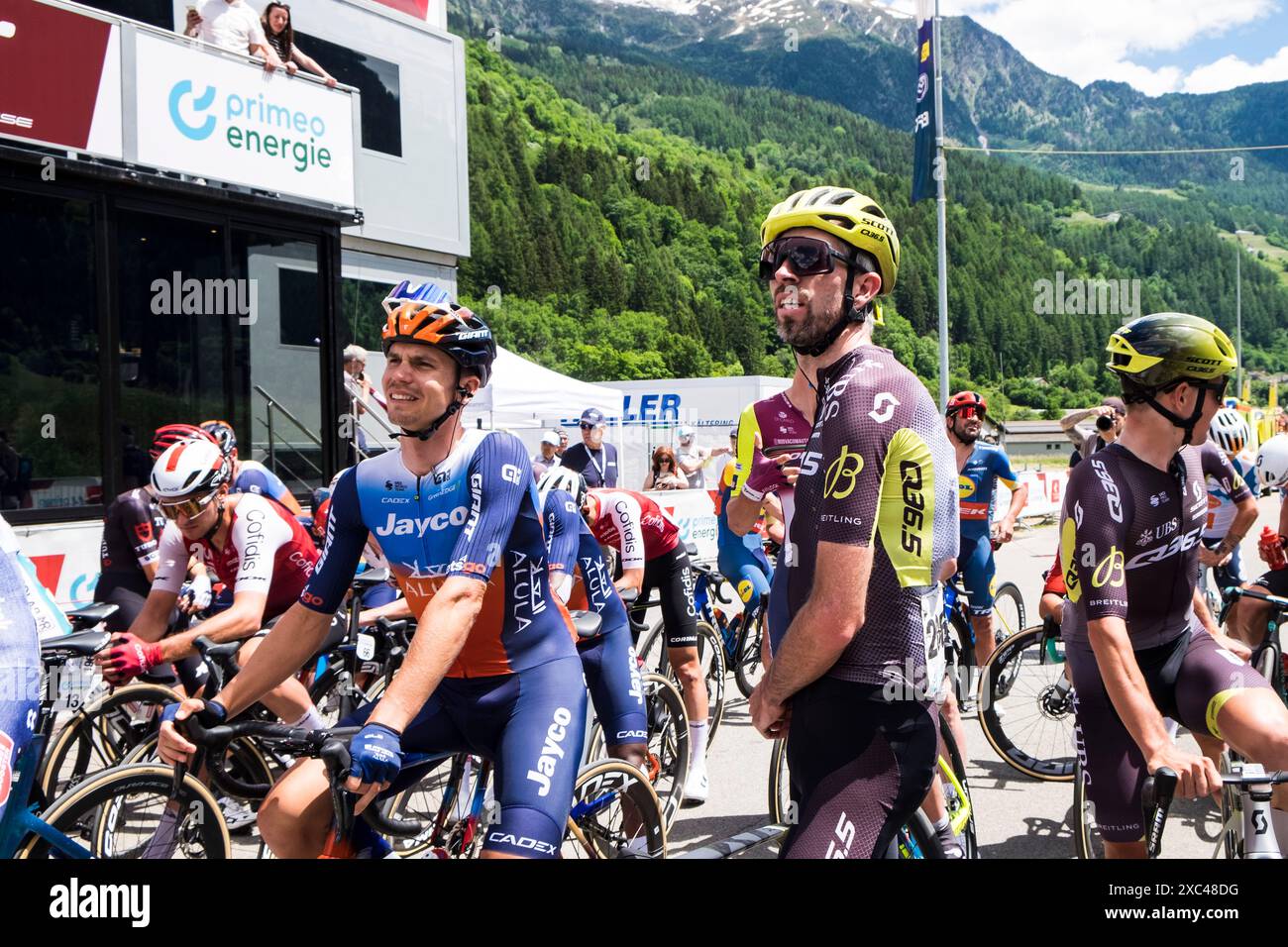 Schweiz, Kanton Tessin, Tour de Suisse 2024, Ambrì, Abfahrt der Bühne Stockfoto