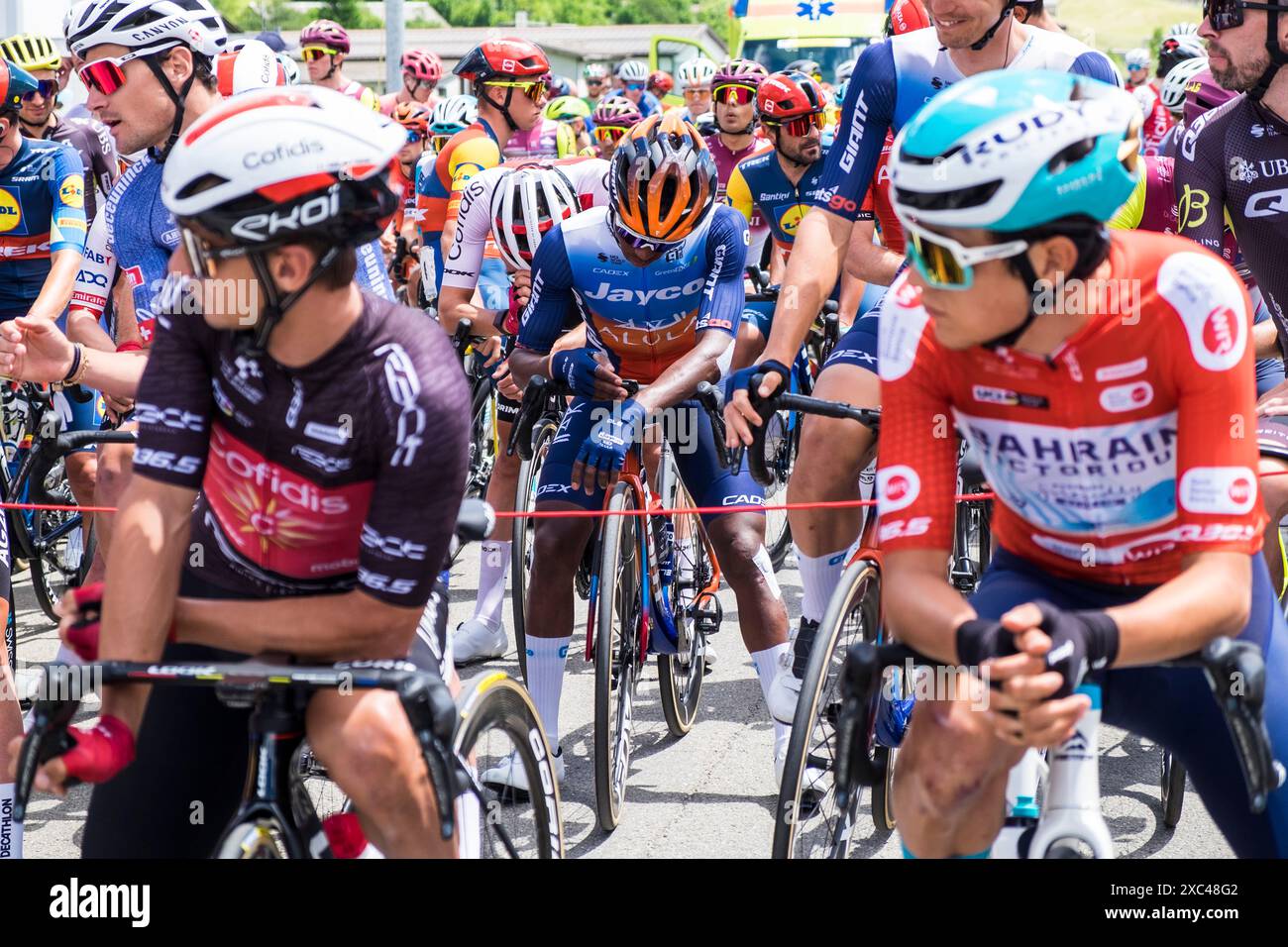 Schweiz, Kanton Tessin, Tour de Suisse 2024, Ambrì, Abfahrt der Bühne Stockfoto