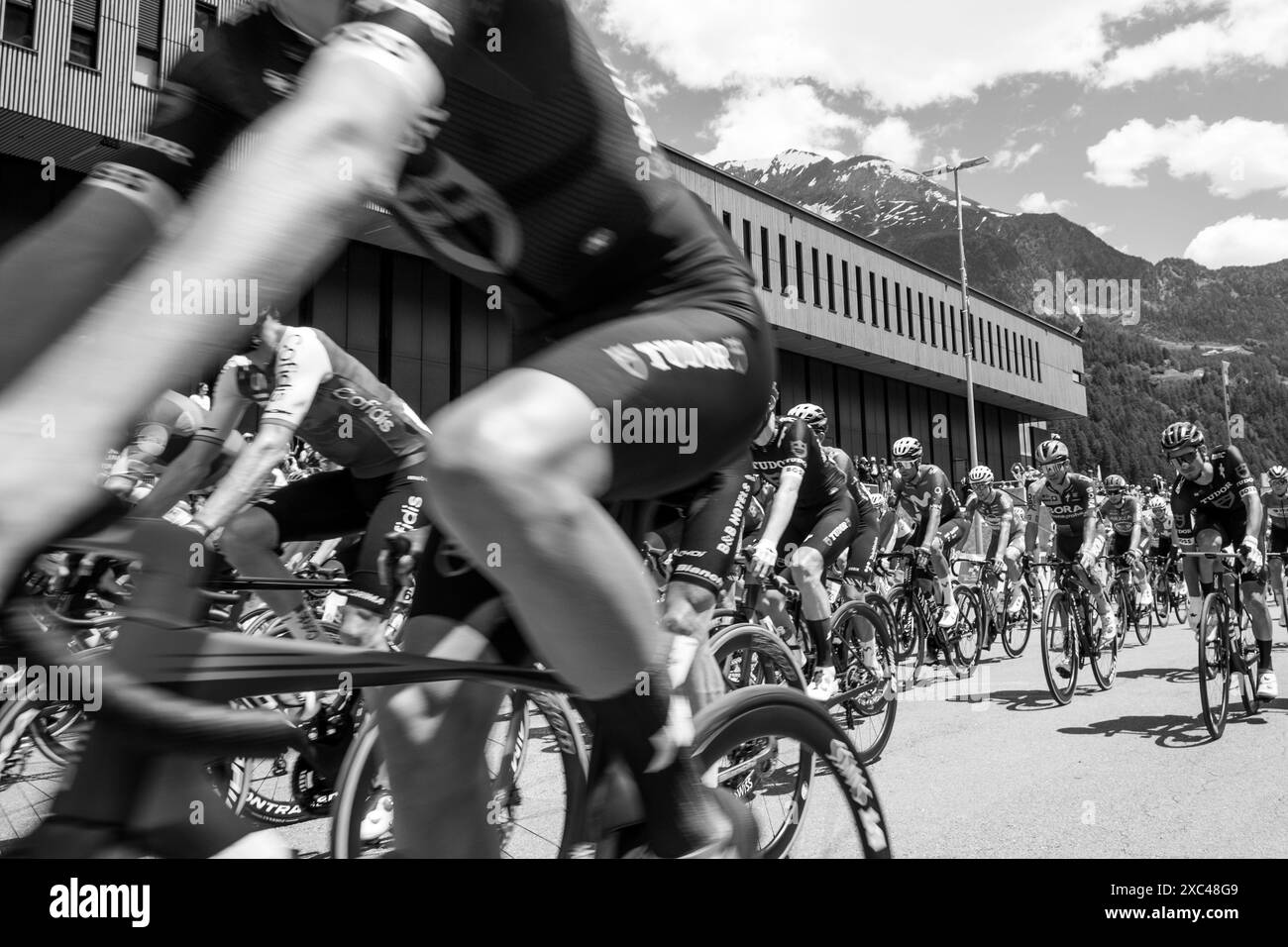 Schweiz, Kanton Tessin, Tour de Suisse 2024, Ambrì, Abfahrt der Bühne Stockfoto