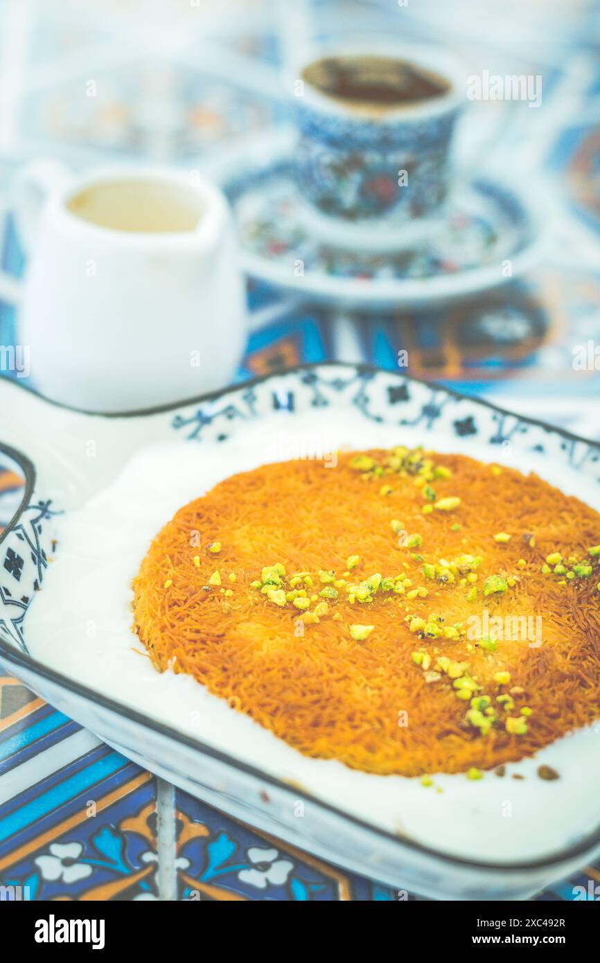 Kunafa traditionelles Dessert aus dem Nahen Osten aus Käsegebäck, das in Zuckersirup getränkt ist Stockfoto