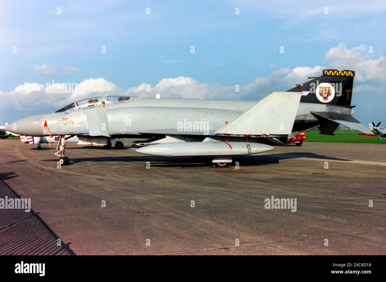 McDonnell Douglas F-4M Phantom FGR2 Kampfflugzeug XV474 in Duxford, Großbritannien, 1998. Früher gehörte das Flugzeug der Royal Air Force der Old Flying Machine Company, wobei Mark Hanna, ehemaliger Pilot der RAF Phantom, darauf hoffte, es auf Flugshows unter zivilem Eigentum fliegen zu können. Hanna starb 1999 nach einem Flugzeugabsturz und die Idee wurde mit dem Phantom in Duxford dauerhaft ausgestellt. Stockfoto