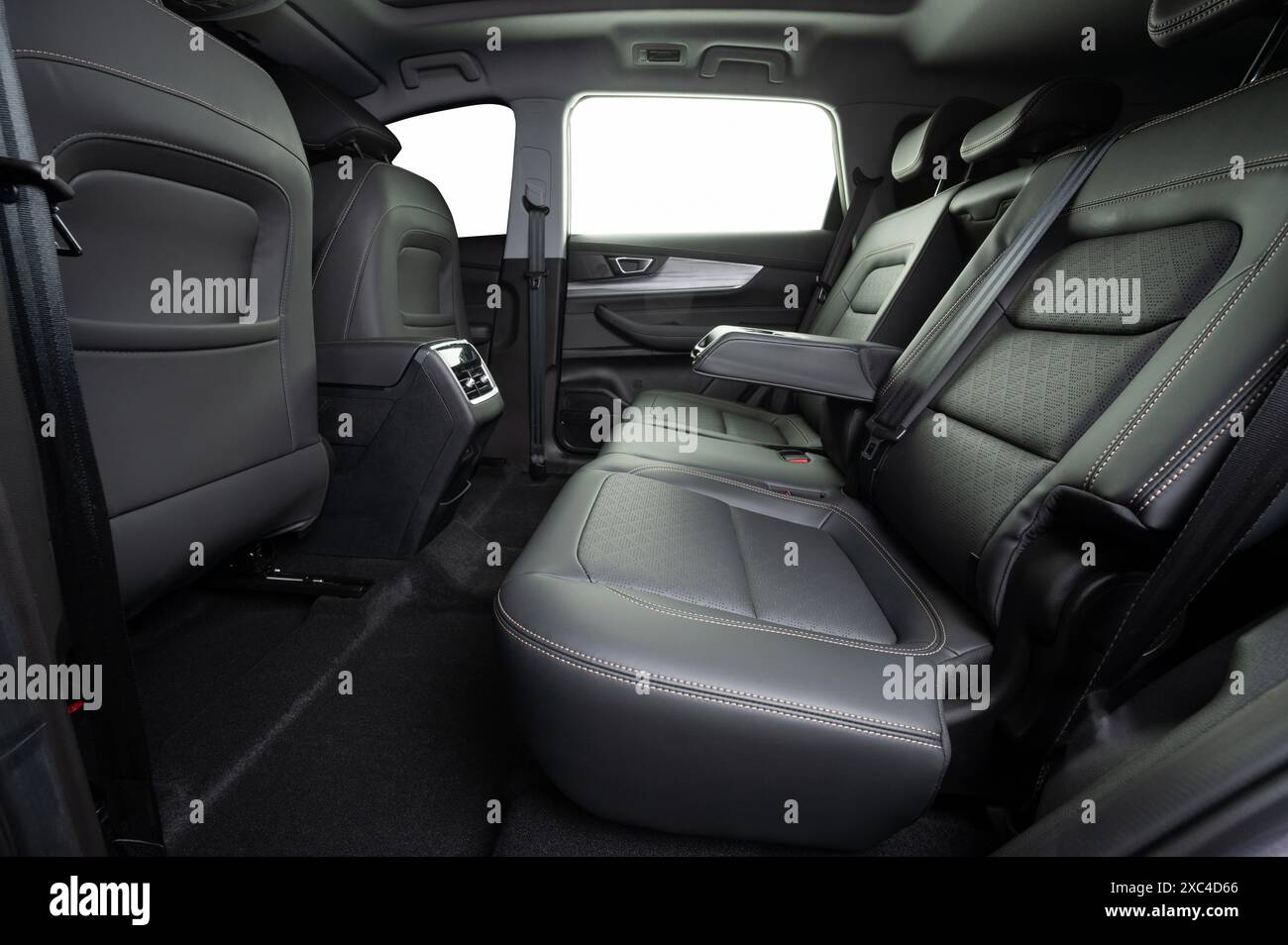 Innenraum eines modernen SUV-Autos mit Ledersitzen und isolierten Fenstern Stockfoto