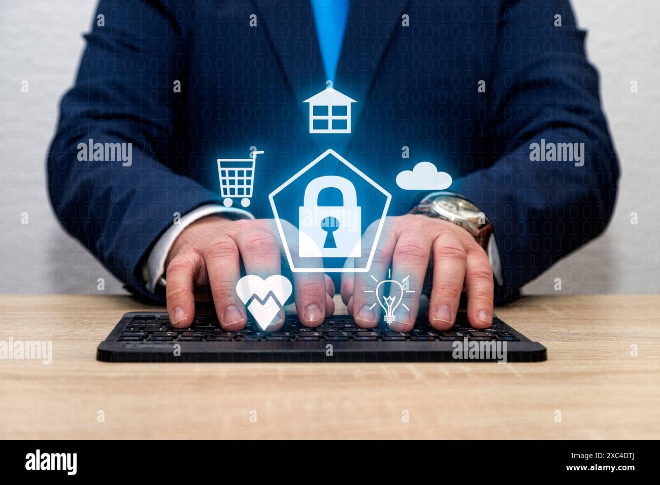 Ein nicht erkennbarer Mann tippt auf einer Tastatur mit einem Vorhängeschloss-Symbol, umgeben von Ikonen eines Hauses, einer Wolke, einer Glühbirne, eines Herzens und eines Einkaufswagens. Stockfoto