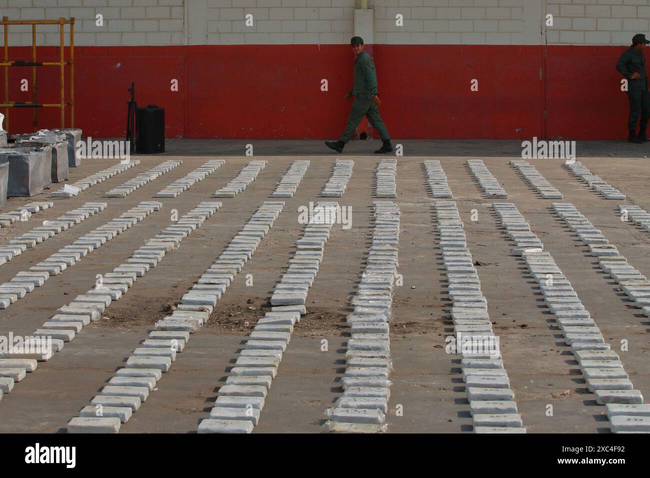 Maracaibo Venezuela. 25/04/2013. Das venezolanische Militär beschlagnahmte Kokainpaneele, die in Containern durch den Hafen transportiert werden sollten. Foto von. Jose Bula Stockfoto