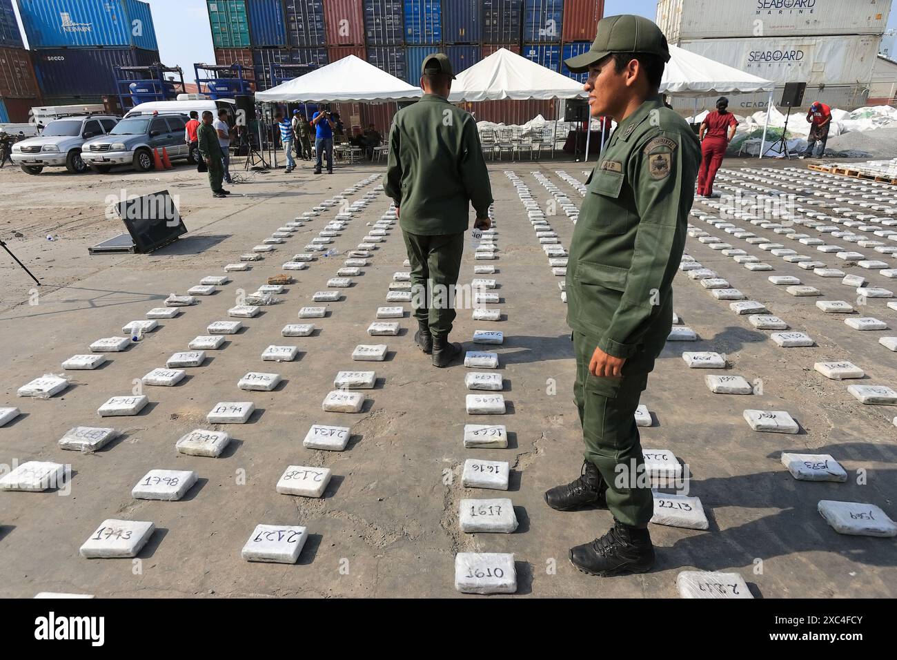 Maracaibo, Venezuela. 25/04/2013. Das venezolanische Militär beschlagnahmte Kokainpaneele, die in Containern durch den Hafen transportiert werden sollten. Foto von Jose Bula Stockfoto