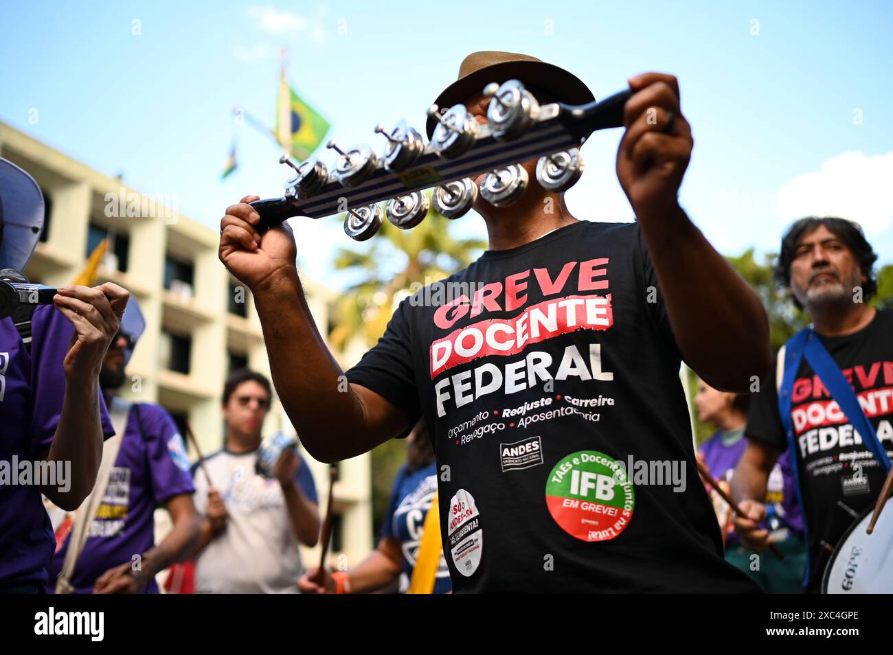 Brasília, DF - 14.06.2024: PROTESTO GREVE DOS PROFESSORES FEDERAIS - Foto, Demonstrator während des Bundeslehrerprotests. An diesem Freitag (14) protestieren Lehrer und Studenten von Universitäten und Bundesinstituten vor dem Bildungsministerium in Streik. (Foto: Ton Molina/Fotoarena) Stockfoto