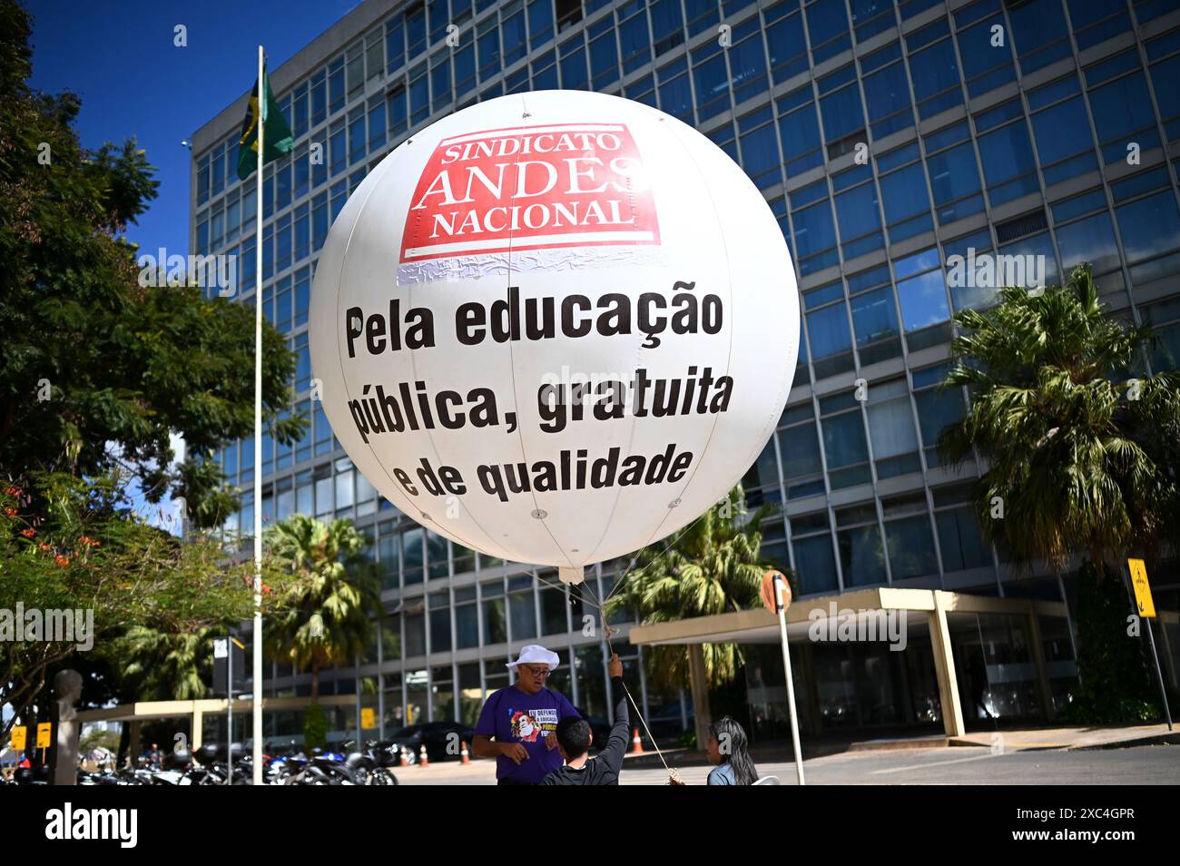 Brasília, DF - 14.06.2024: PROTESTO GREVE DOS PROFESSORES FEDERAIS - Foto, Demonstrator während des Bundeslehrerprotests. An diesem Freitag (14) protestieren Lehrer und Studenten von Universitäten und Bundesinstituten vor dem Bildungsministerium in Streik. (Foto: Ton Molina/Fotoarena) Stockfoto