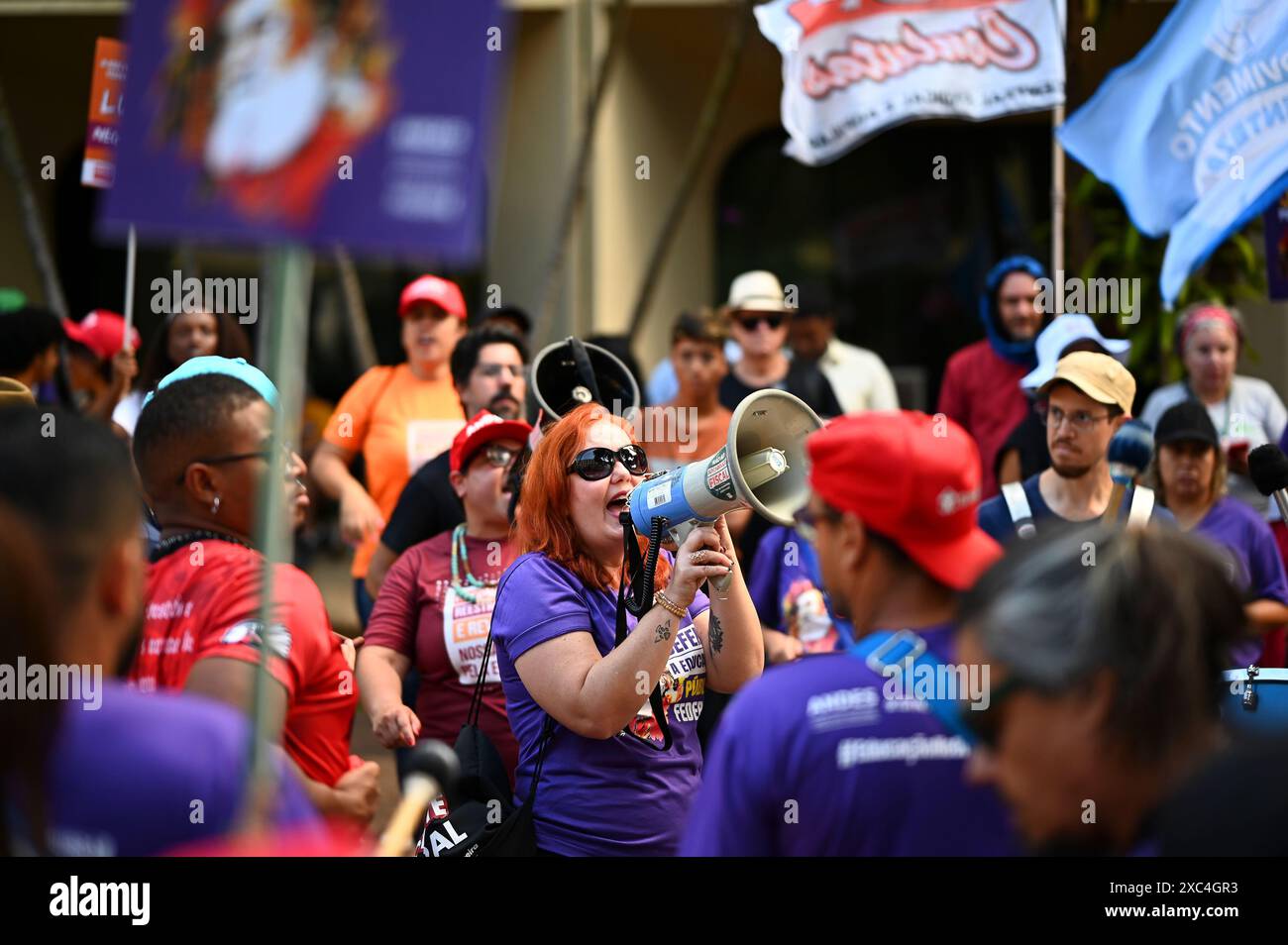 Brasília, DF - 14.06.2024: PROTESTO GREVE DOS PROFESSORES FEDERAIS - Foto, Demonstrator während des Bundeslehrerprotests. An diesem Freitag (14) protestieren Lehrer und Studenten von Universitäten und Bundesinstituten vor dem Bildungsministerium in Streik. (Foto: Ton Molina/Fotoarena) Stockfoto