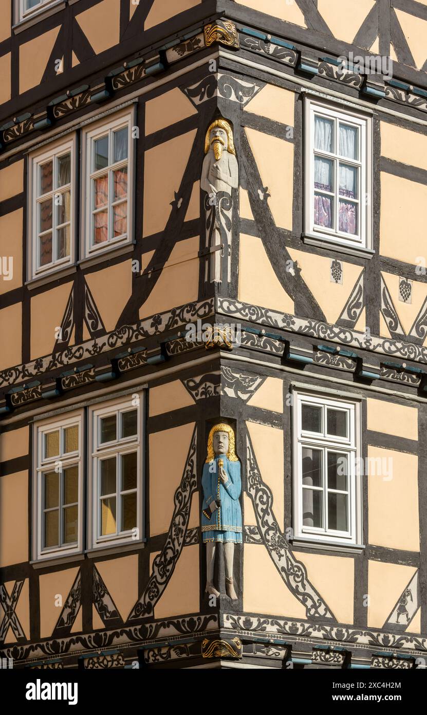 Eschwege, Obermarkt 44, Raiffeisenhaus von 1679, Hausecke mit geschnitzten Figuren Stockfoto