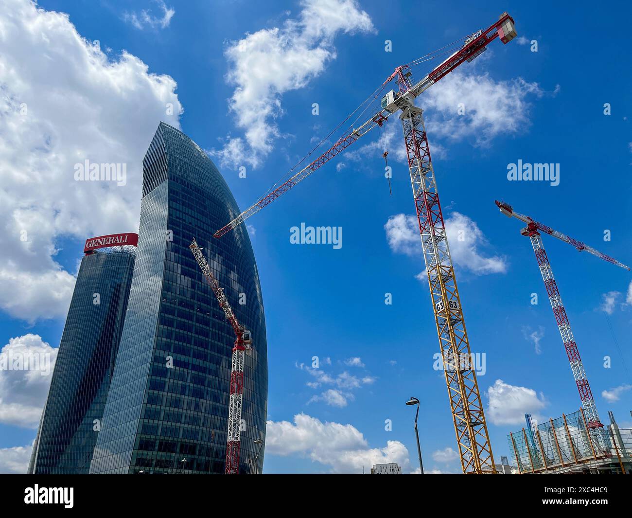 Neubauten und Kräne. Bauunternehmen. CityLife Park mit drei Türmen. 13.06.2024. Mailand, Italien Stockfoto