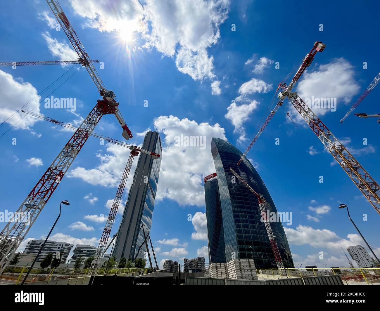 Neubauten und Kräne. Bauunternehmen. CityLife Park mit drei Türmen. 13.06.2024. Mailand, Italien Stockfoto