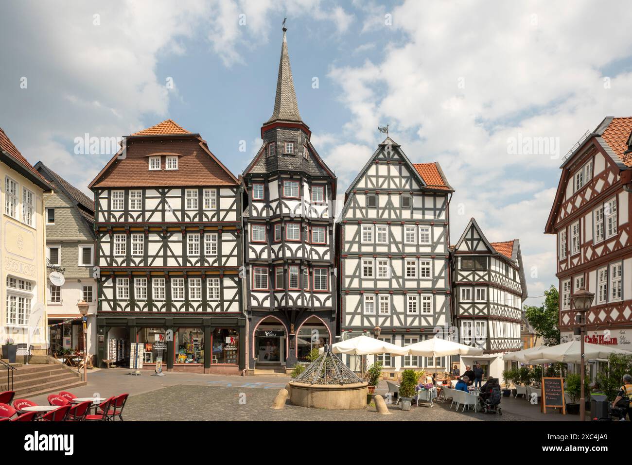 Fritzlar, Häuser Marktplatz 2, 4 (Haus der Michaelsbruderschaft) und 6 (von rechts) Stockfoto