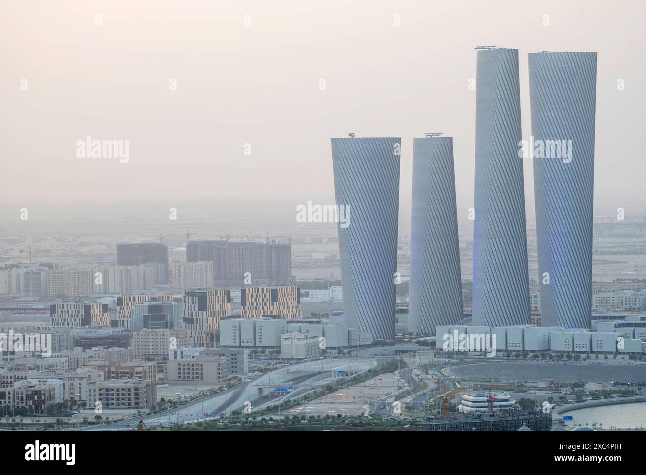 Plaza Tower Lusail Boulevard mit Arch Bridge Sonnenuntergang Stockfoto