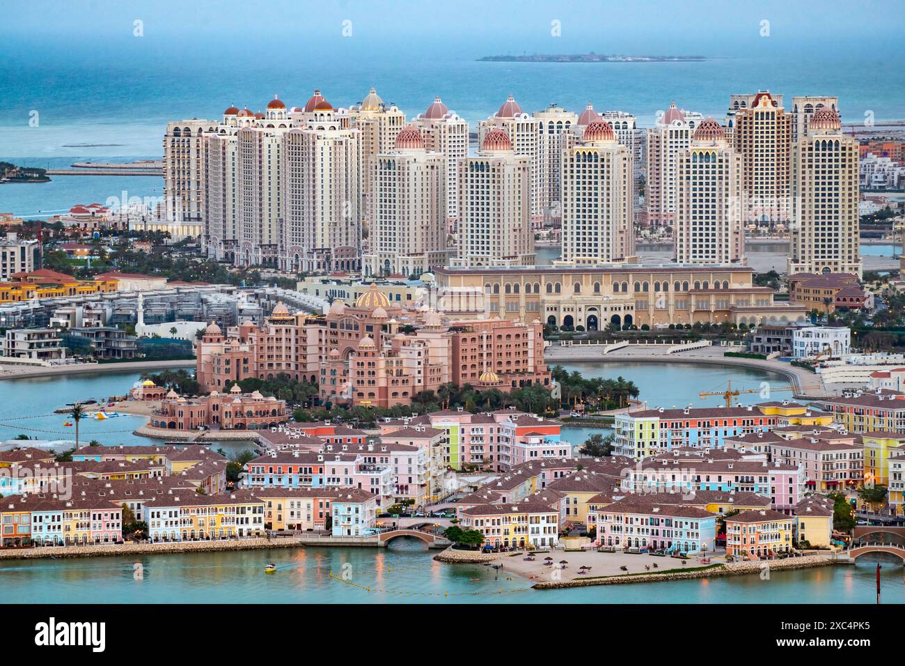 Luftaufnahme von Peral Qatar Qanat Quartier und viva bahriya Stockfoto