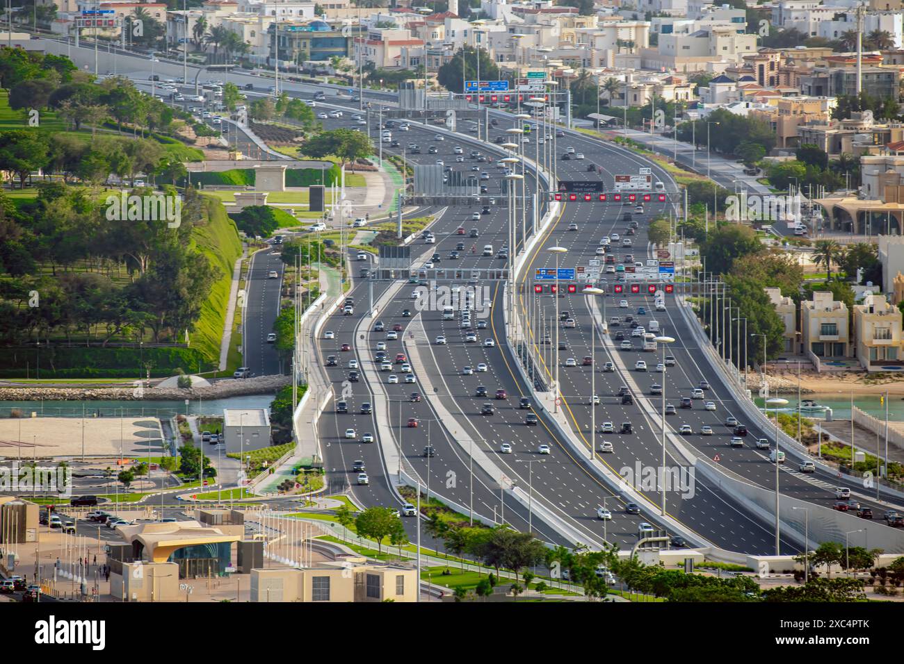 Lusail Express Way aus der Vogelperspektive. Katara unterquert Straßen und Verkehr Stockfoto