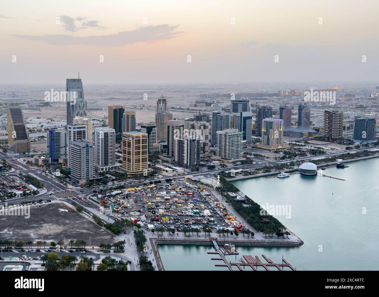 Lusail Gebäude und Skyline bei Sonnenuntergang Stockfoto