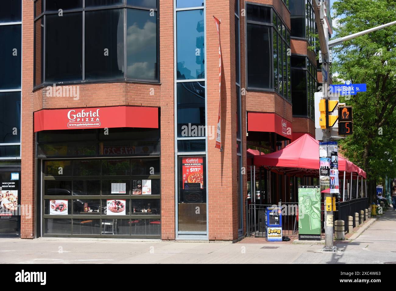 Ottawa, Kanada - 5. Juni 2024: Gabriel Pizza in der Bank Street. Gabriel Pizza wurde 1977 in Orleans gegründet und hat Franchise-Geschäfte in Ontario und Queb Stockfoto