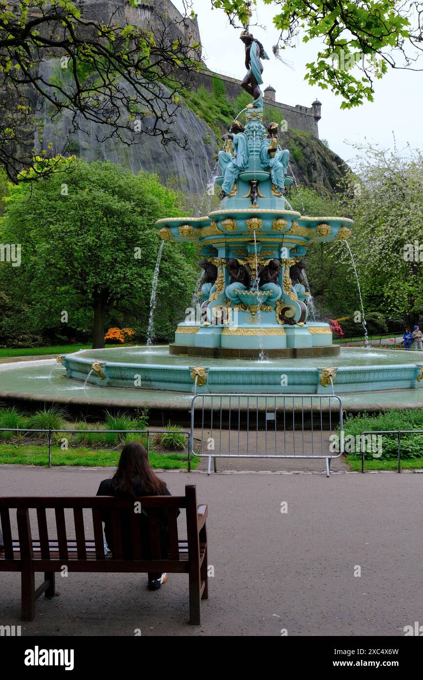 Ross-Brunnen im Princes Street Garden mit Edinburgh Castle im Hintergrund.Edinburgh.Schottland.Vereinigtes Königreich Stockfoto