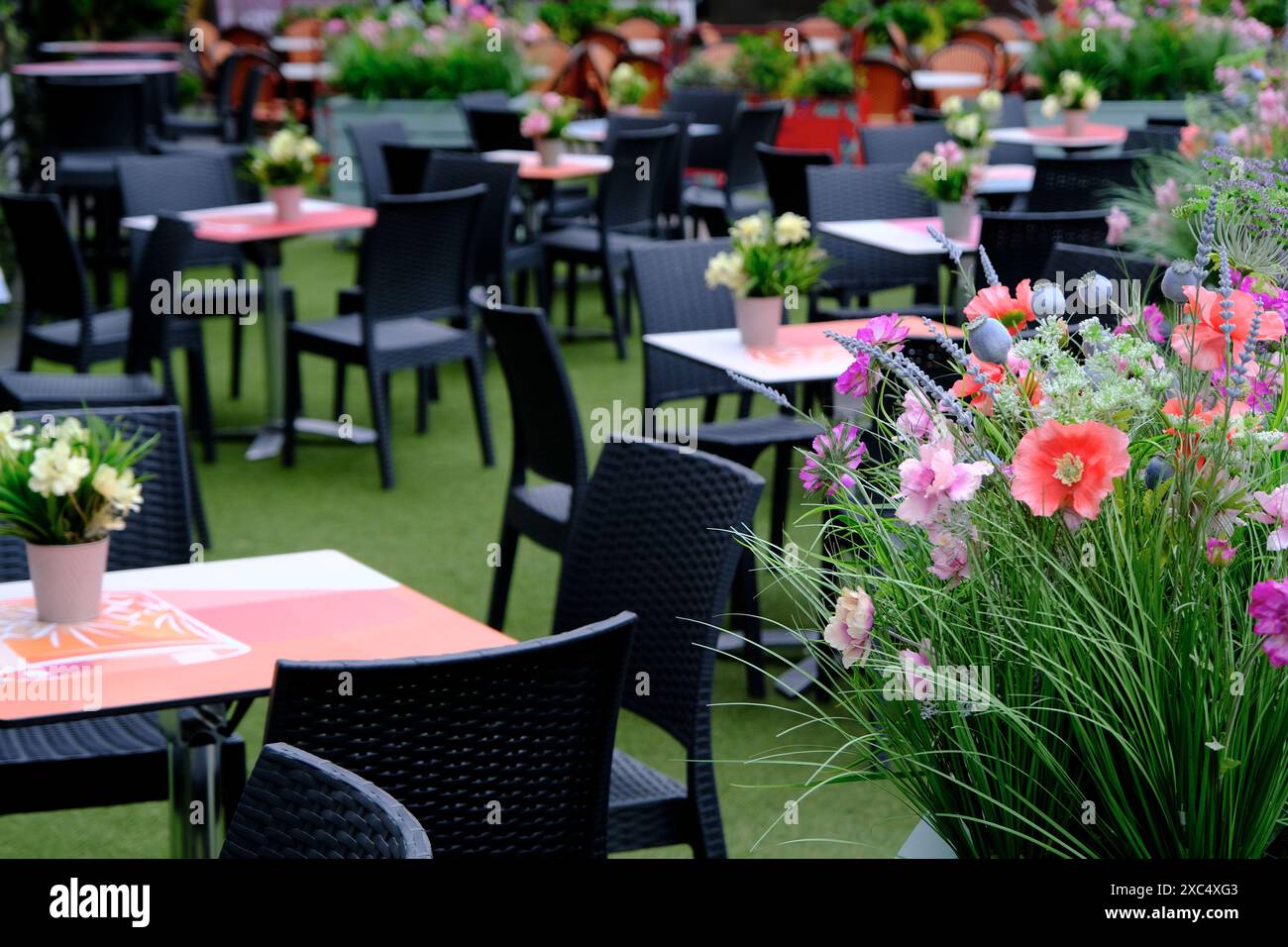 Sitzplätze im Freien eines mit Frühlingsblumen dekorierten Restaurants in West End.Edinburgh.Scotland.United Kingdom Stockfoto Sitzplätze im Freien eines mit Frühlingsblumen dekorierten Restaurants in West End.Edinburgh.Scotland.United Kingdom Stockfoto