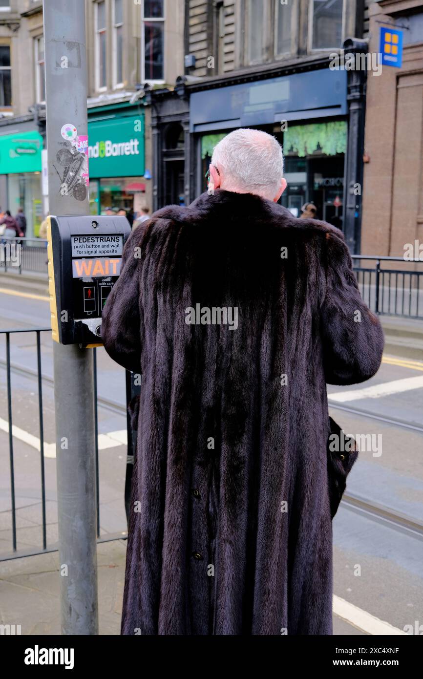 Ein Mann mit Pelzmantel auf der Straße von West End, Edinburgh, Schottland, Großbritannien Stockfoto Ein Mann mit Pelzmantel auf der Straße von West End, Edinburgh, Schottland, Großbritannien Stockfoto
