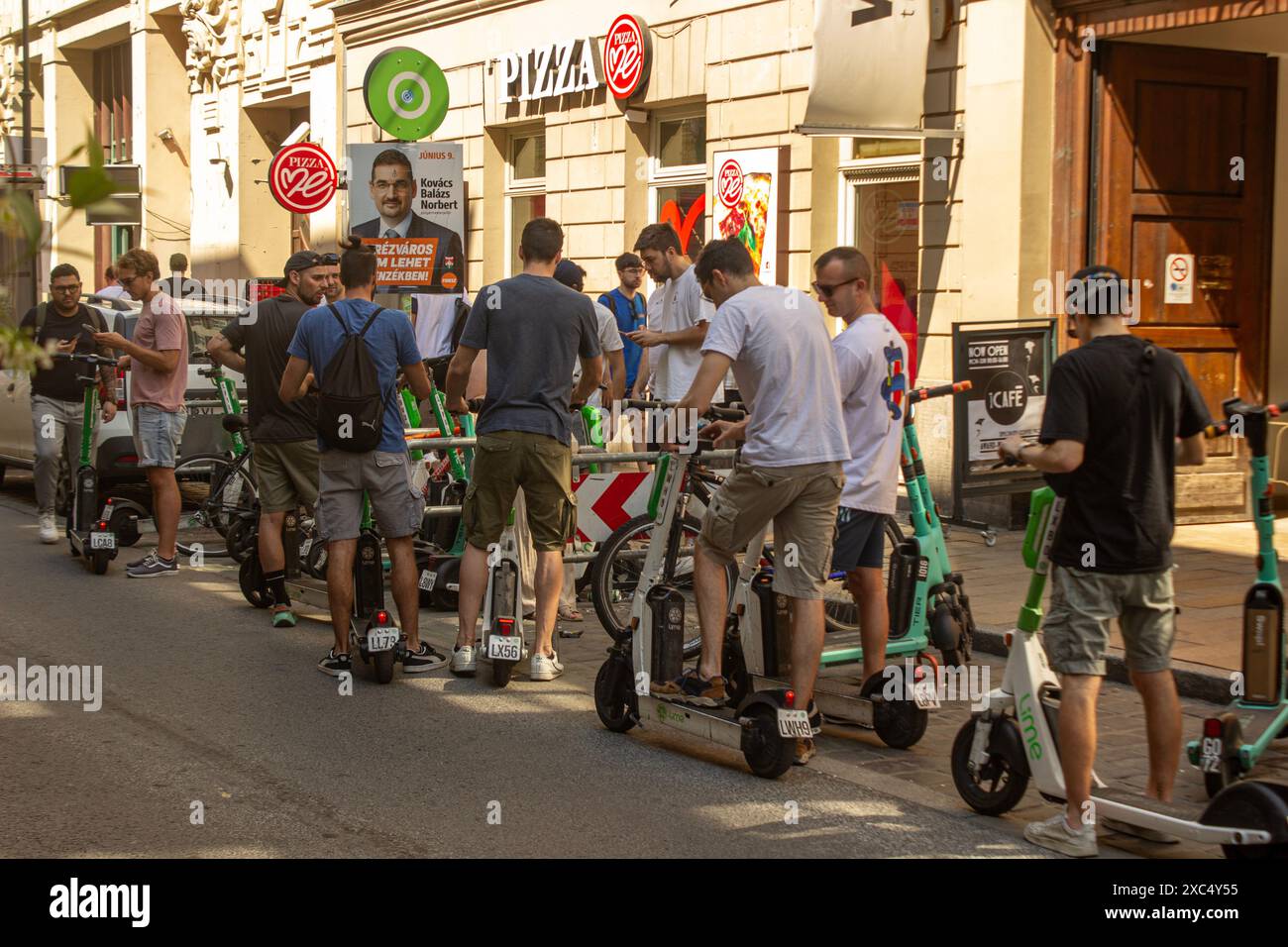 Stadtleben auf der geschäftigen Straße - Gruppe von Freunden mit Elektrorollern Stockfoto