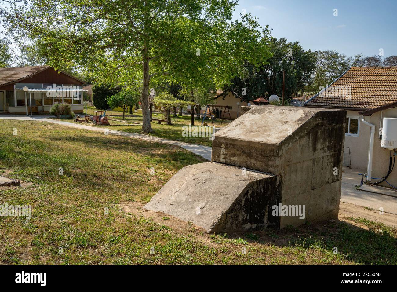 Nitzanim, Israel - 13. April 2024: Die Betoneingangsstruktur eines unterirdischen Bombenschutzes in Nitzanim, einem Kibbuz im Süden Israels. Stockfoto