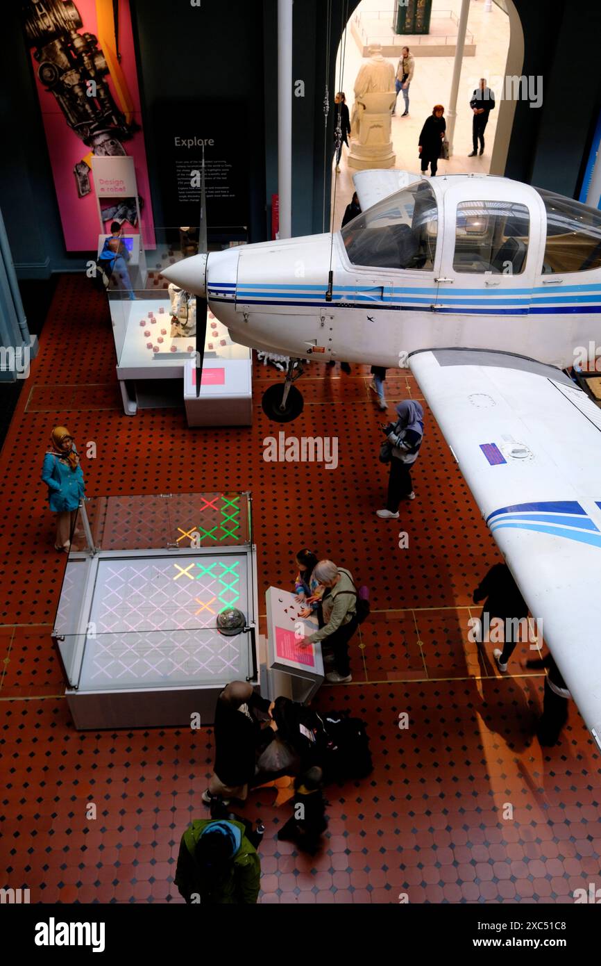 Flugzeuge, die in Wissenschafts- und Technikgalerien ausgestellt werden. National Museum of Scotland.Edinburgh.Scotland.United Kingdom Stockfoto