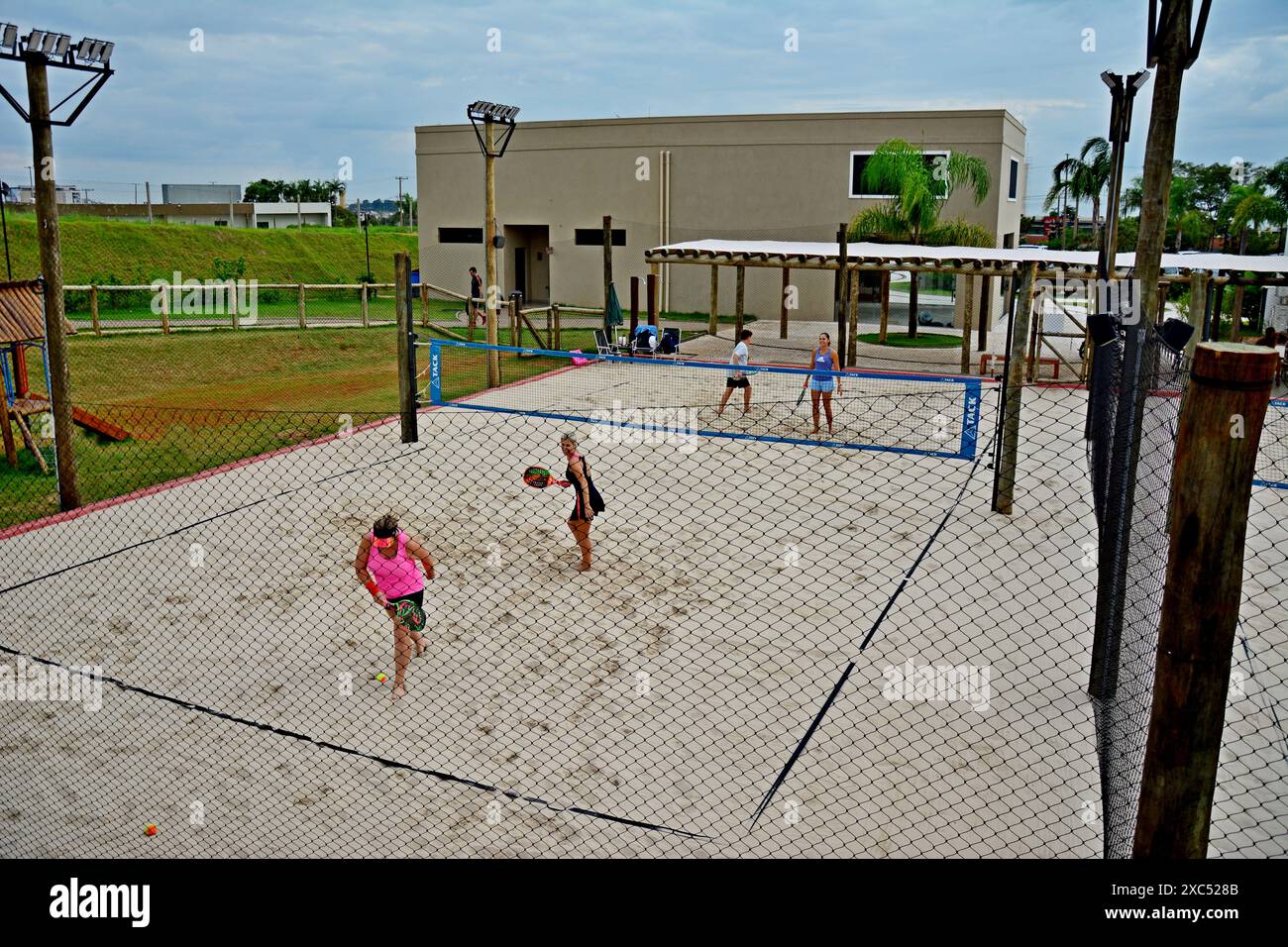 Athleten, die im Beachtennis-Wettbewerb spielen Stockfoto