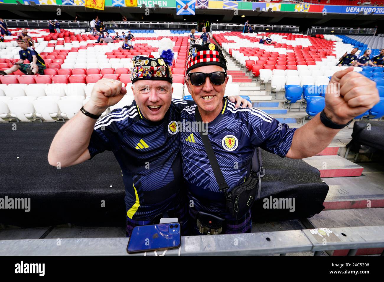 München, Deutschland. Juni 2024. Zwei schottische Fans spielten während des UEFA Euro 2024-Spiels zwischen Deutschland und Schottland, Gruppe A, DATE 1, am 14. Juni 2024 im Allianz Arena Stadion in München. (Foto: Bagu Blanco/PRESSINPHOTO) Credit: PRESSINPHOTO SPORTS AGENCY/Alamy Live News Stockfoto