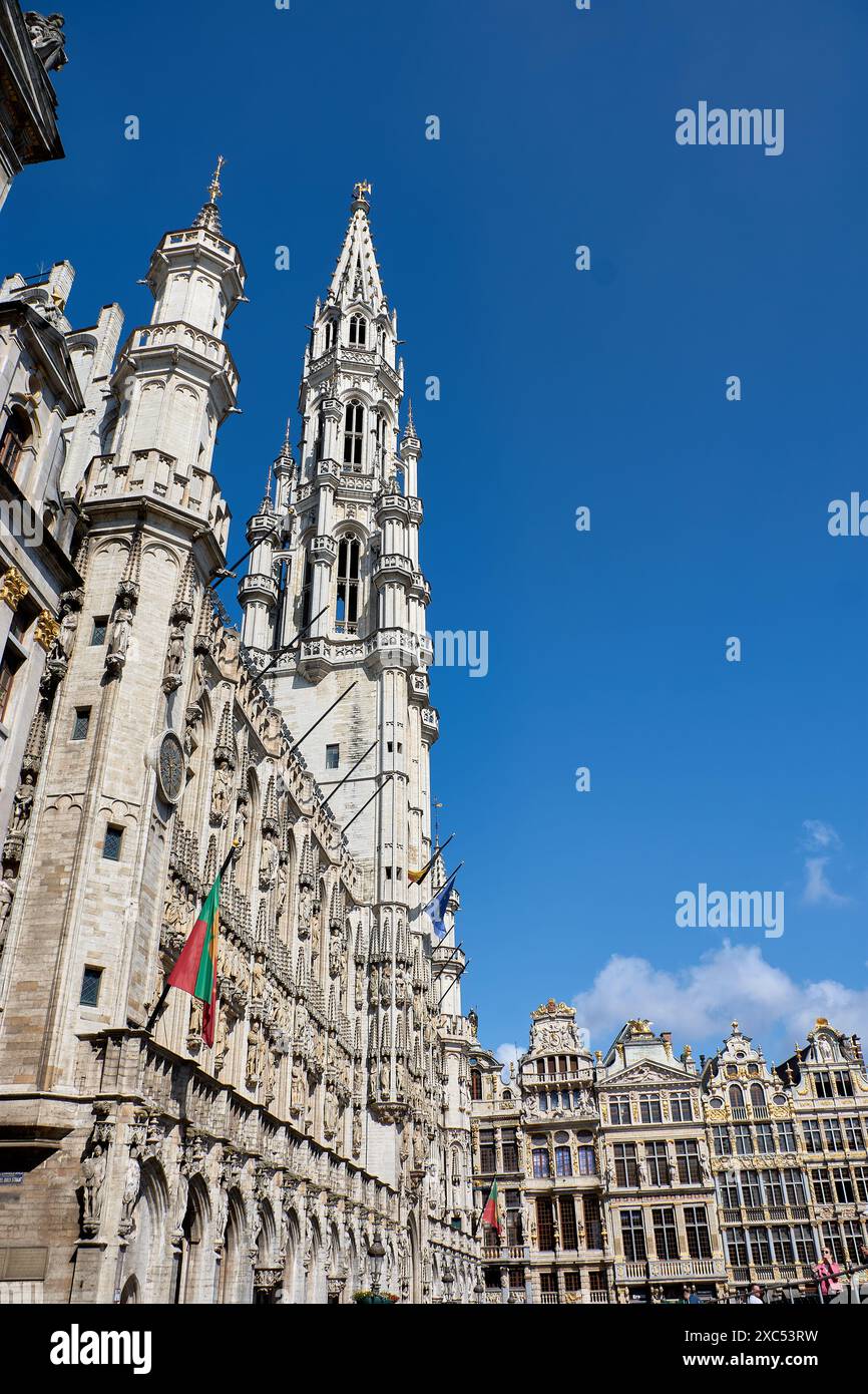 Der gotische brabantinische Glockenturm des Rathauses, Grand Place, Belgien Brüssel. Stockfoto