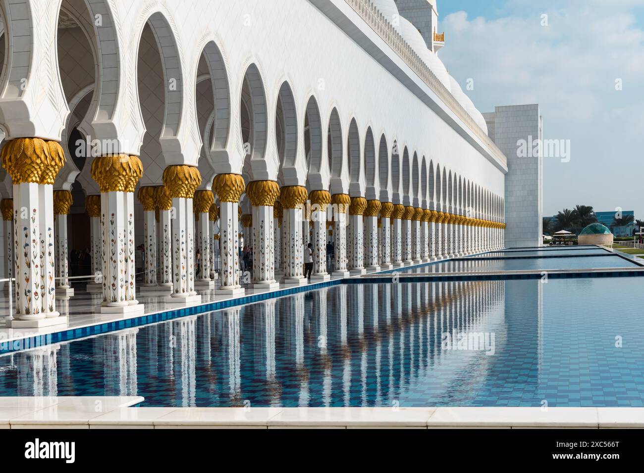 Abu Dhabi, VAE - 4. Januar 2024: Die große Scheich-Zayed-Moschee, die sich im Wasser spiegelt, ist ein Zeugnis für spirituelle Gelassenheit. Stockfoto