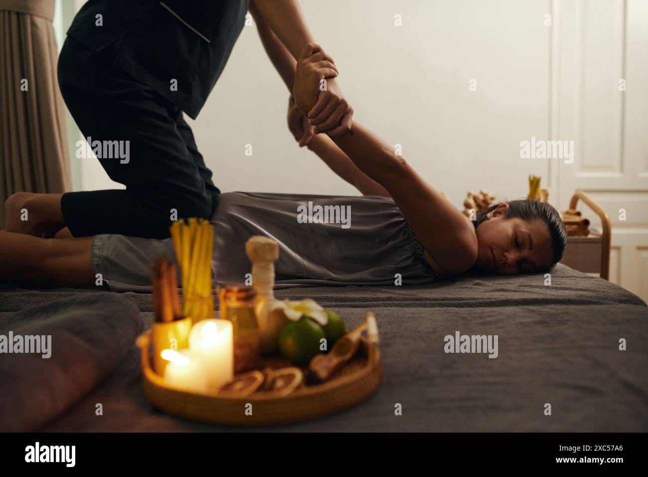 Frau genießt Entlastung Spa-Massage im Schönheitssalon Stockfoto